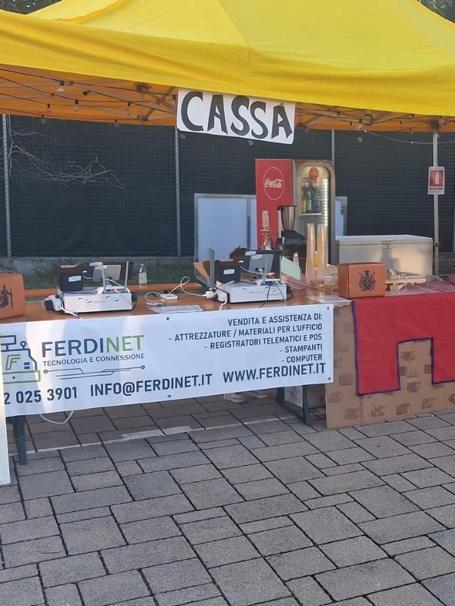 Banco cassa di una sagra allestito da FERDINET con due registratori telematici