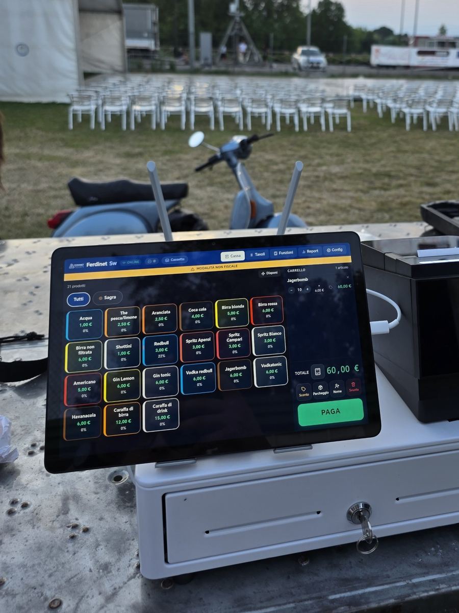 Cassa con tablet, stampante e cassetto installata da FERDINET per un evento all'aperto