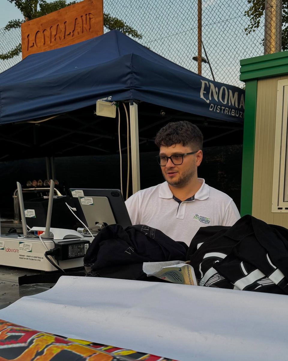 Ferdi, titolare di FERDINET, al lavoro su un punto cassa durante un evento