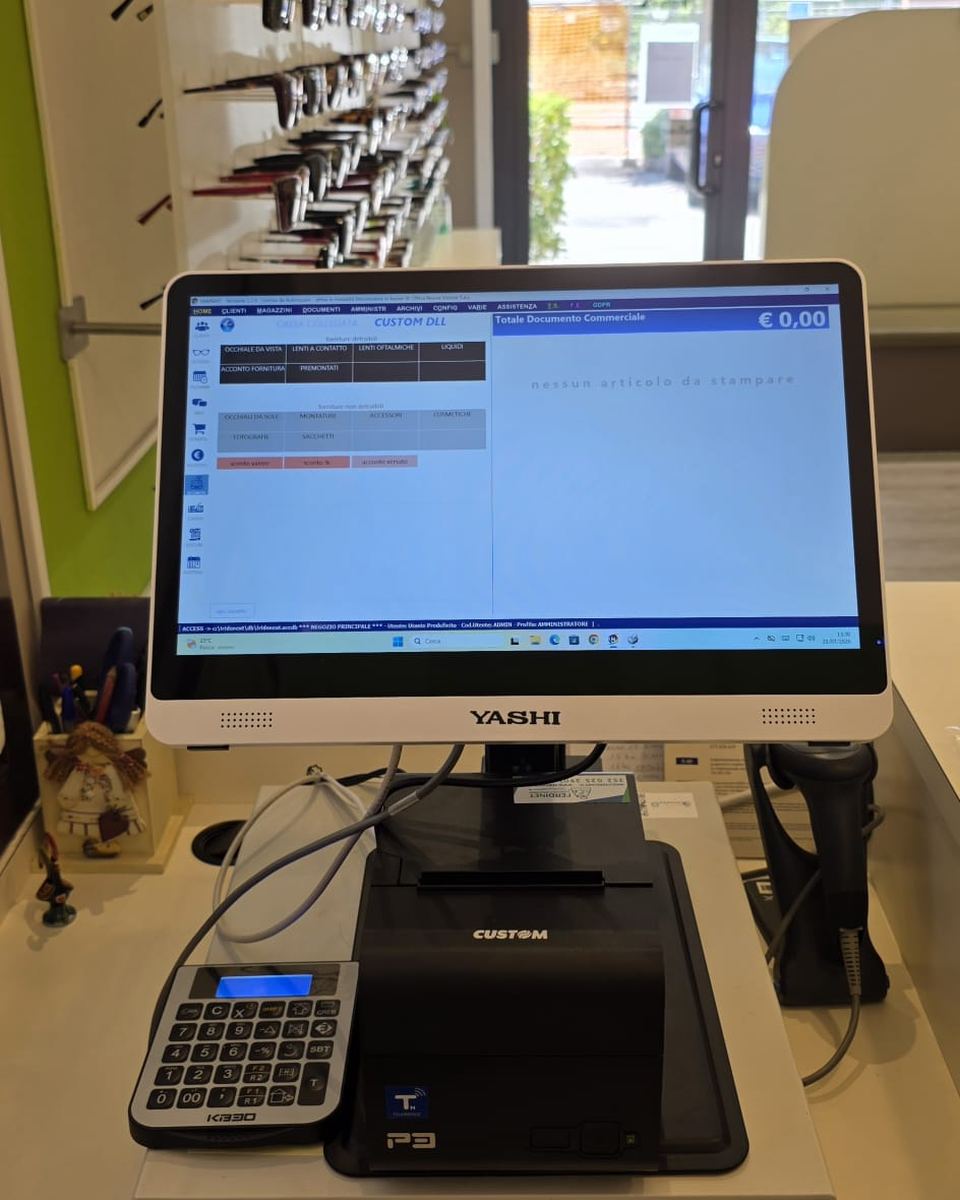 Punto cassa con computer e stampante fiscale installato da FERDINET in un negozio di ottica
