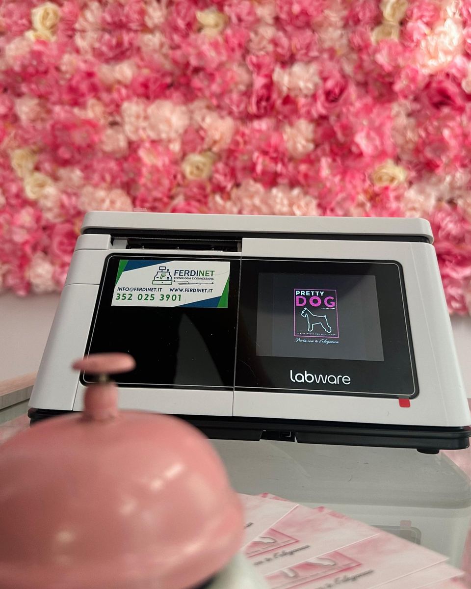 Registratore telematico installato da FERDINET sul bancone di un negozio per animali